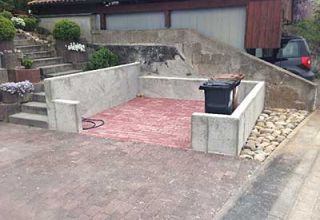 NAGLER Recyclingstation mit Pflaster und Betonmauer